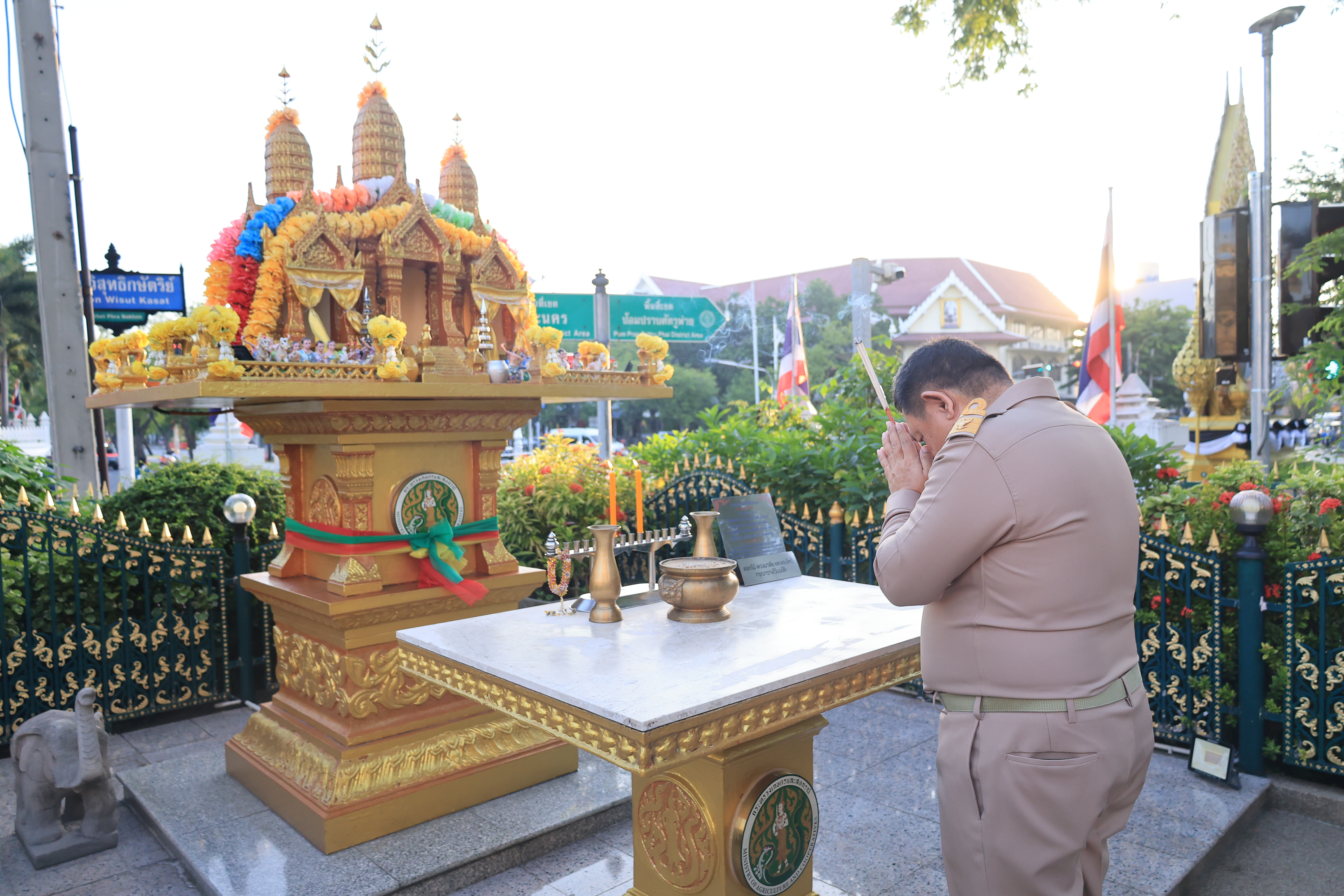 title - เลขาธิการ ส.ป.ก. และผู้เกษียณอายุราชการ สักการะสิ่งศักดิ์สิทธิ์ประจำ กระทรวงเกษตรและสหกรณ์ และ สำนักงานการปฏิรูปที่ดินเพื่อเกษตรกรรม เนื่องในโอกาสเกษียณอายุราชการ